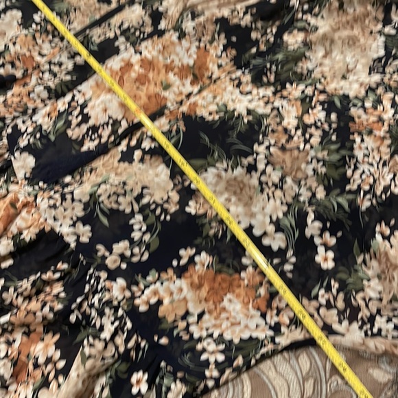Beautiful Umgee Navy floral top. Large NWOT - Picture 9 of 12